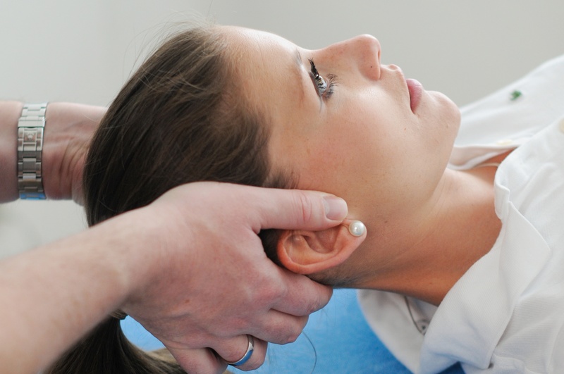 Eine Chirotherapie im Bereich der Halswirbelsäule wird durchgeführt