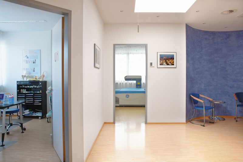 Blick in den Flur mit offenen Türen zu 2 Behandlungsräumen