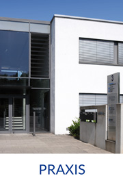 Eingangsbereich von der Straße aus gesehen